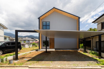 【秦野市　注文住宅　design casa】吹抜けから落ちる日差しが心地いい、遊び心を詰め込んだ素材感を楽しむ家