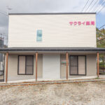 さくら並木みちに建つ 吹き抜けのある薬局